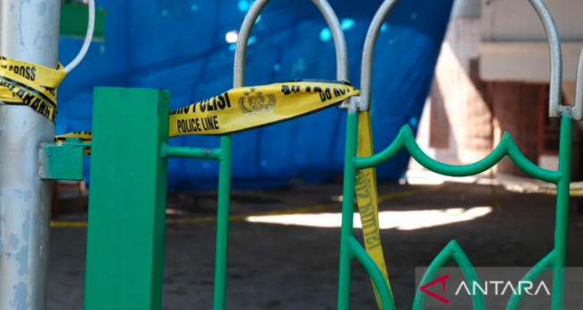 Komplek bangunan utama Ponpes Al Khoziny Sidoarjo, yang masih disekat oleh garis polisi pada Jumat (17/10/2025)/Foto: ANTARA/Fahmi Alfian